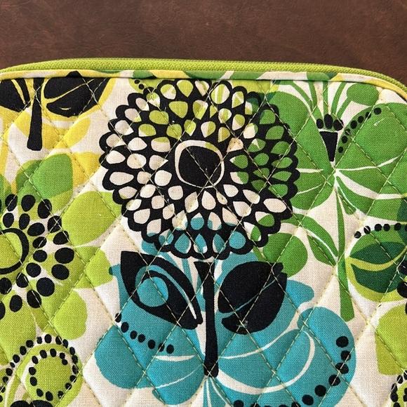 Vera Bradley iPad tablet case and zip around wallet. - Picture 5 of 10